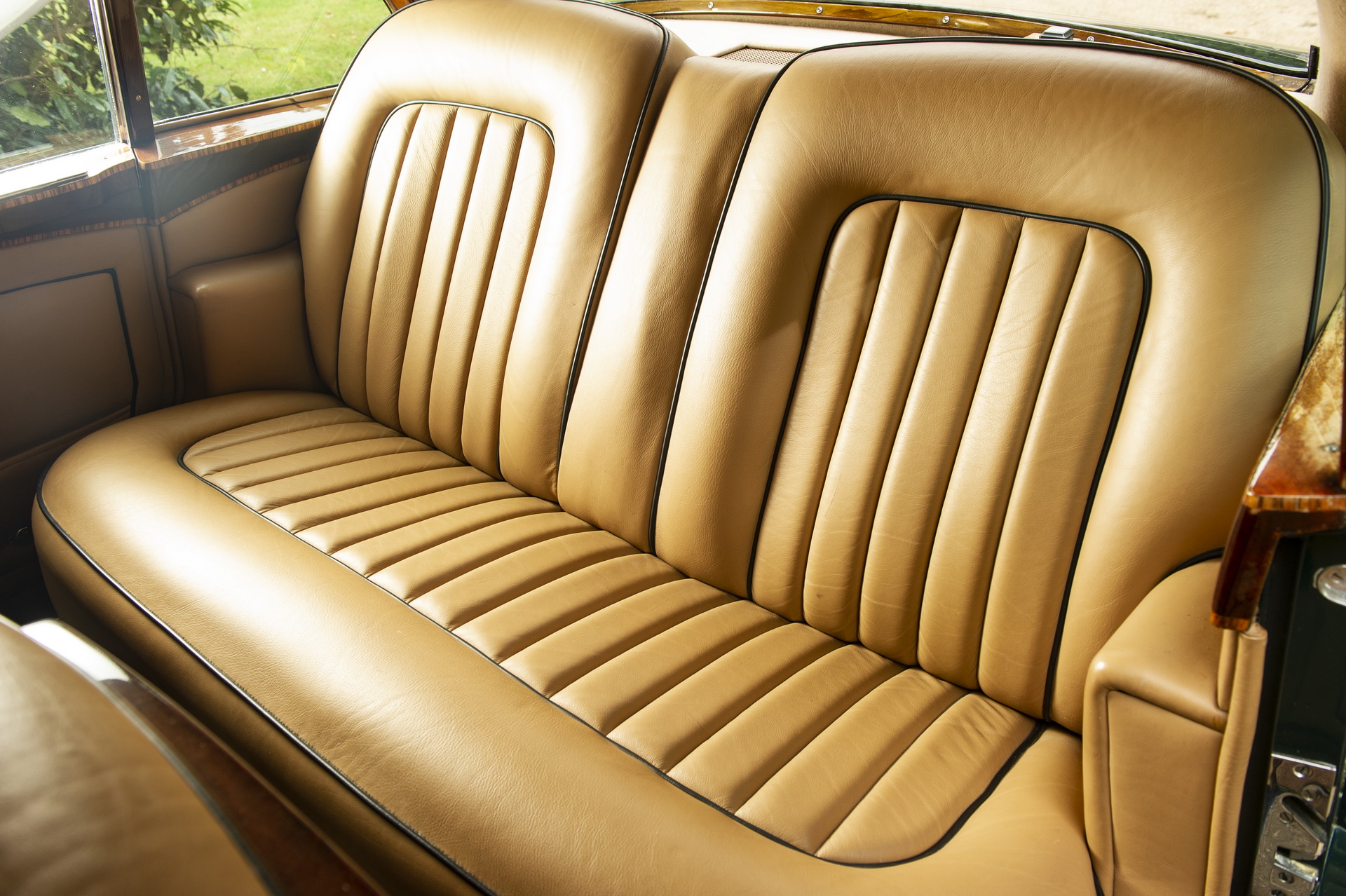 Hàng ghế ông chủ trên xe Bentley S2 Continental Flying Spur
