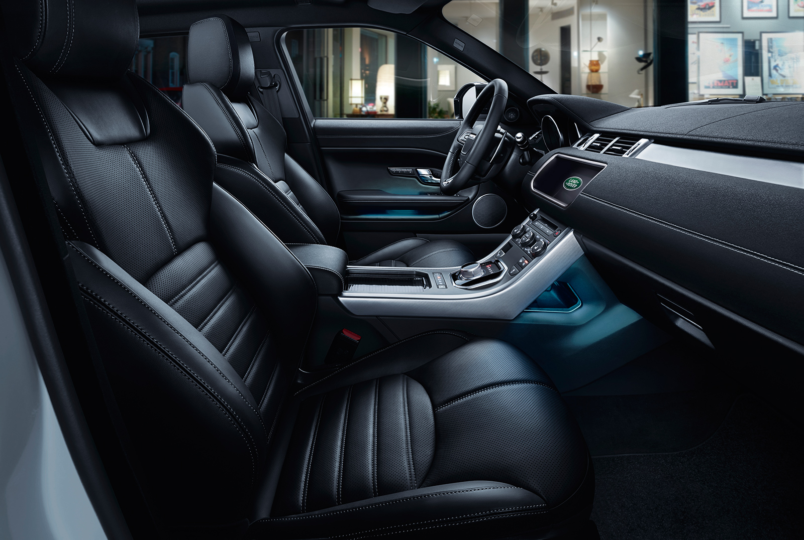 Khoang lái rộng rãi và nội thất da sang trọng của Range Rover Evoque