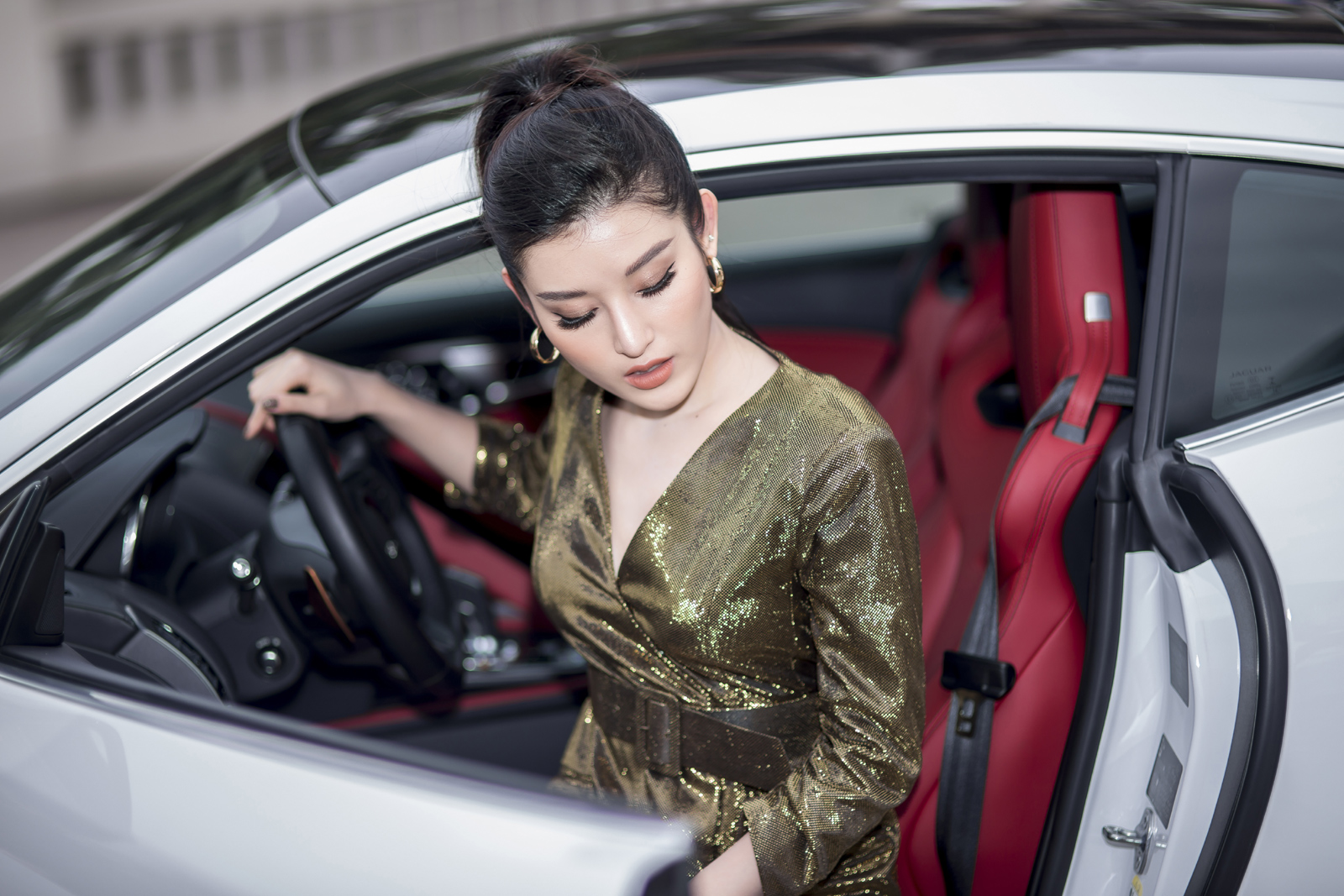 Á hậu Huyền My tậu xe thể thao Jaguar F-Type Coupé