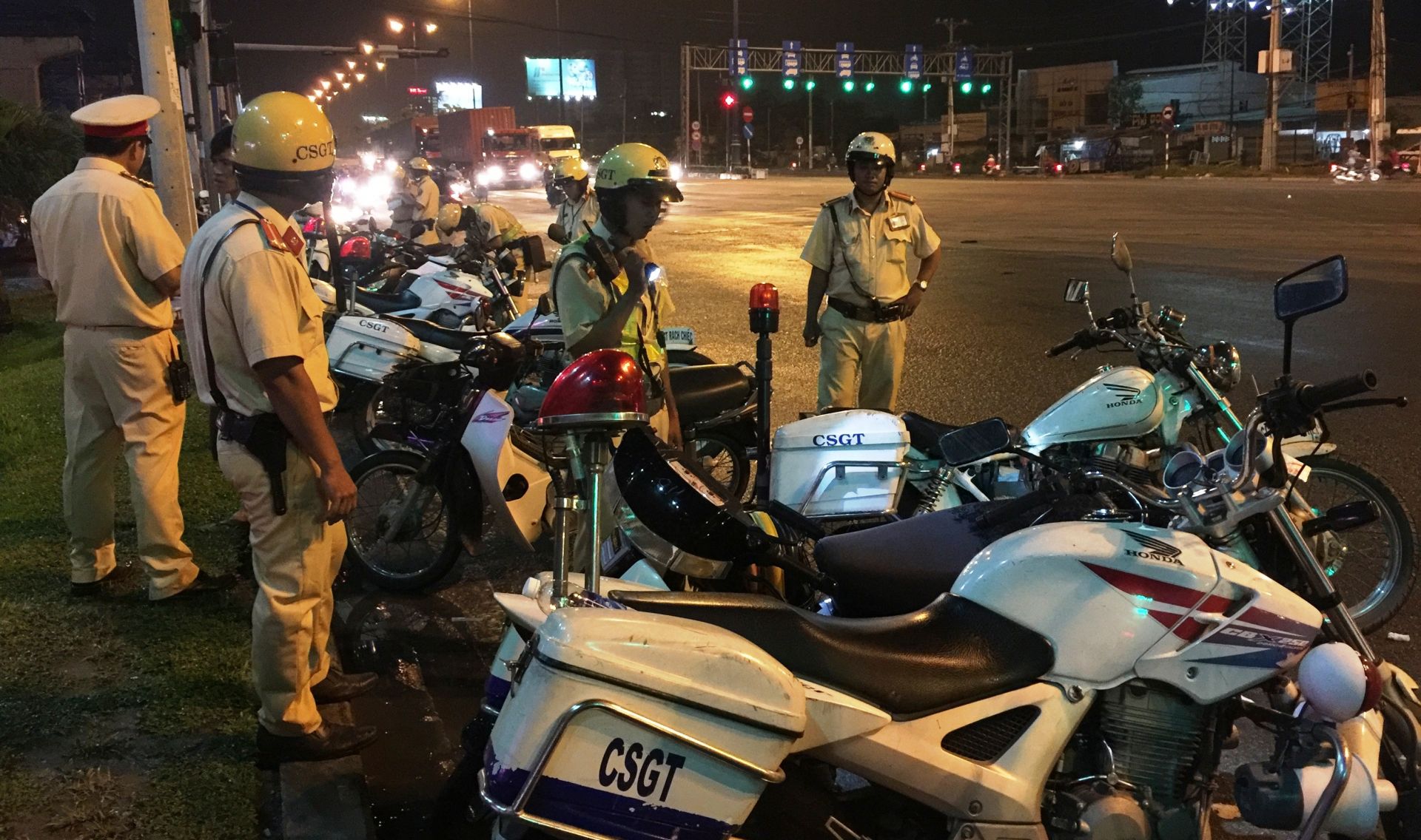CSGT lập biên bản khi dừng xe