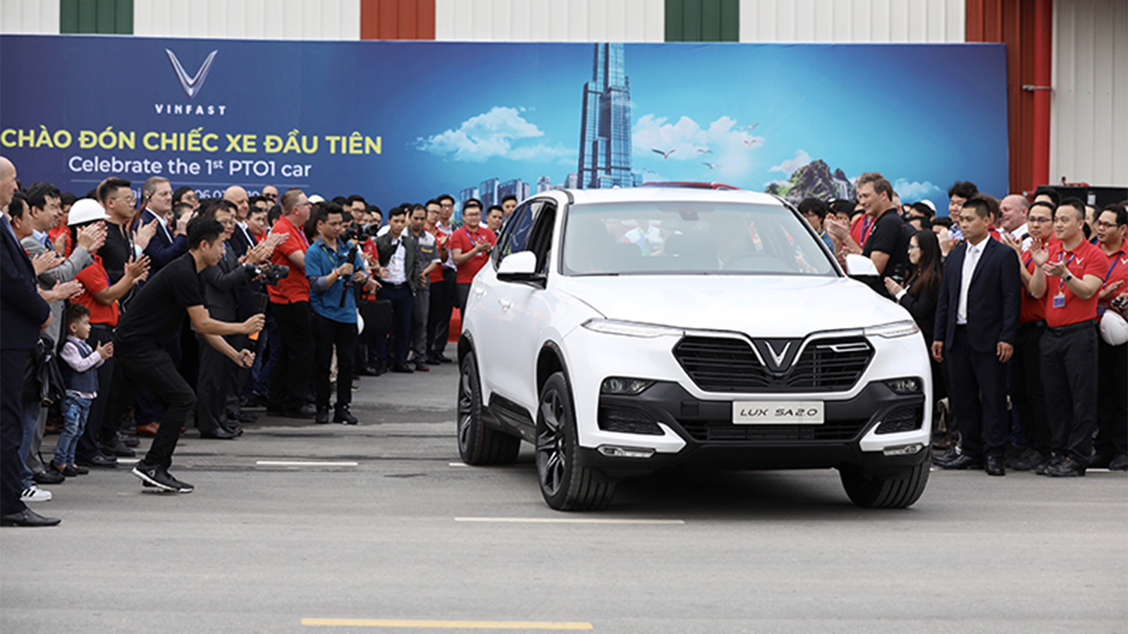 Chiếc xe VinFast đầu tiên lăn bánh tại Việt Nam