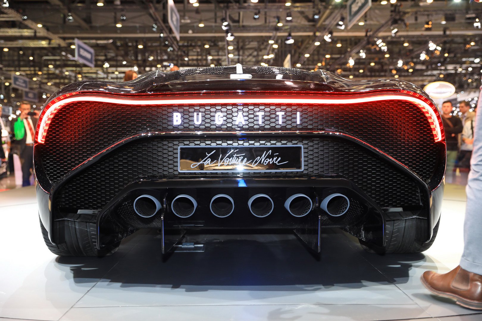 Bugatti La Voiture Noire có tới 6 ống xả ở phía sau