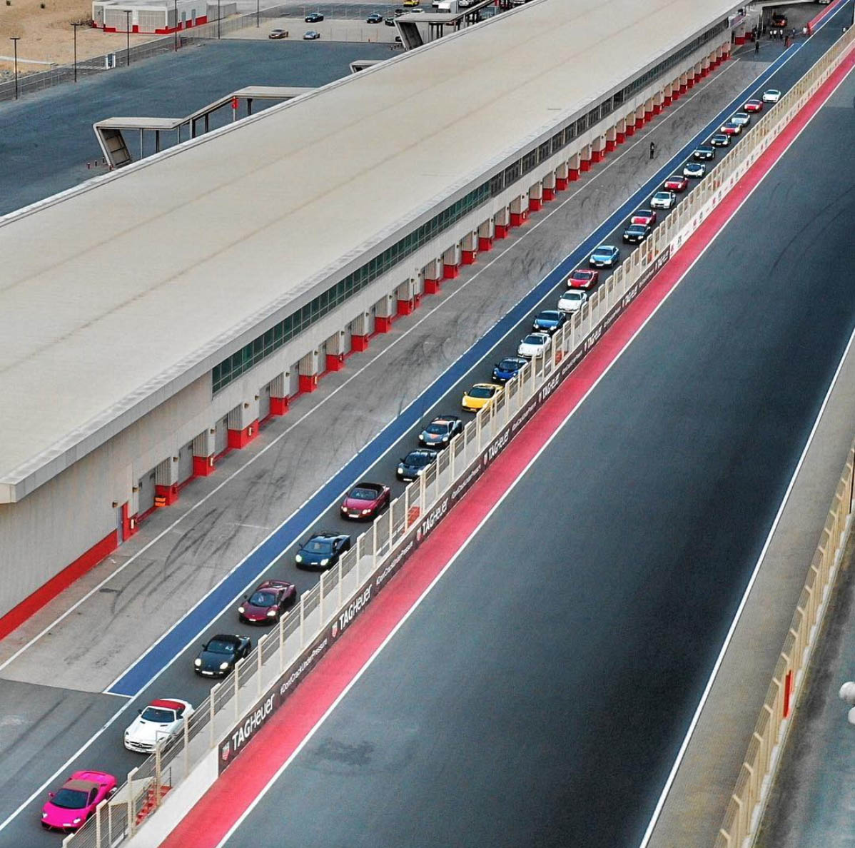 Thành viên Arabian Gazelles với hàng loạt siêu xe tại Dubai Autodrome