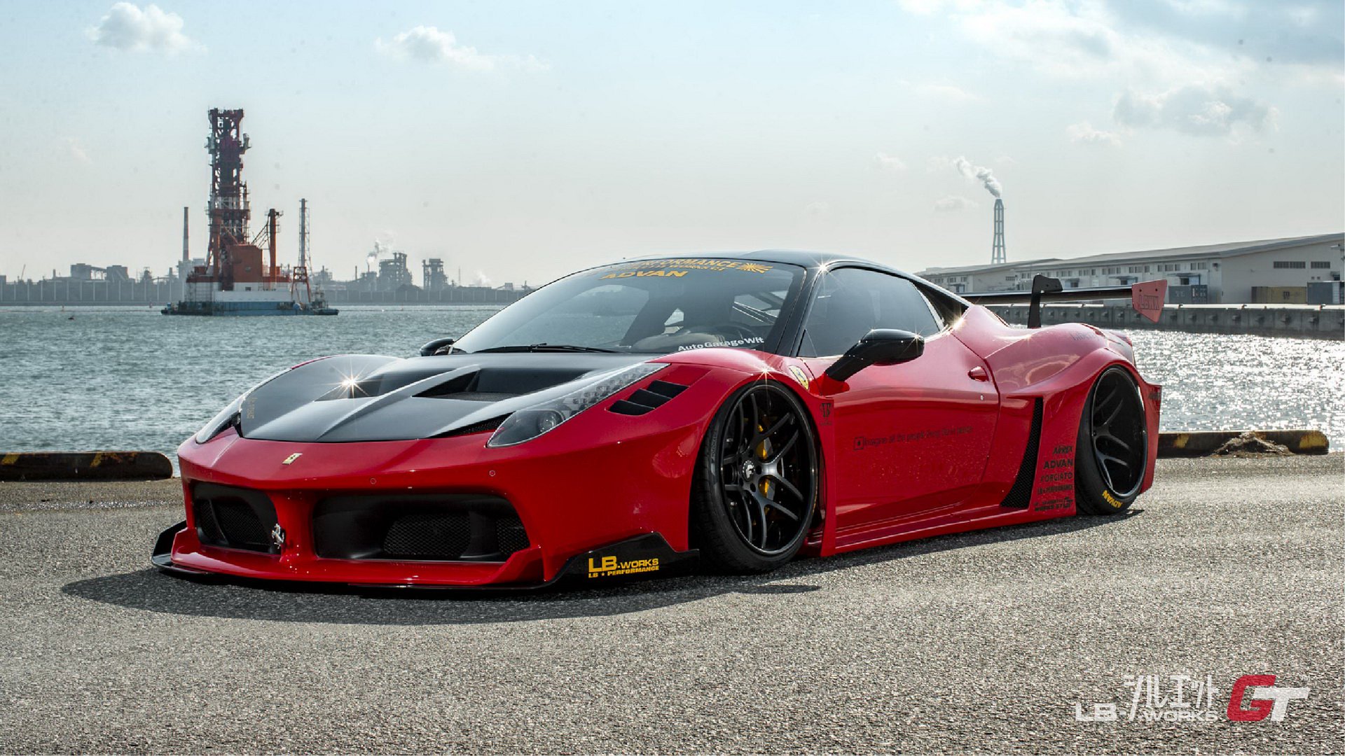 Phiên bản Ferrari 458 Italia màu đỏ được trang bị nắp capo carbon