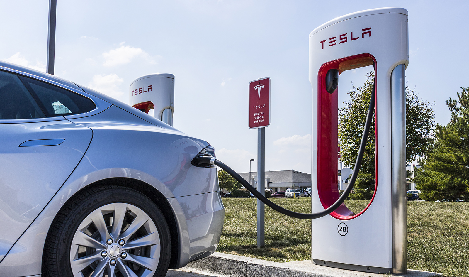 Xe Tesla có thể sạc 5 phút để đi được 120km