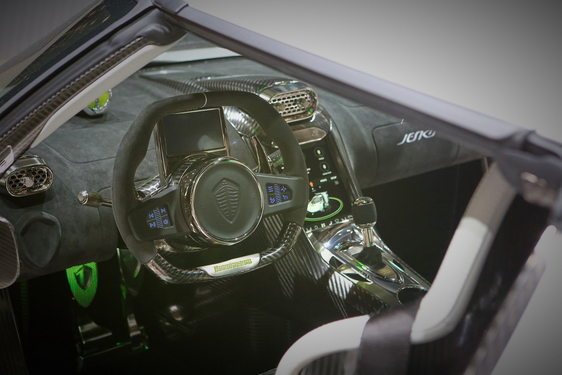 Thiết kế vô lăng và màn hình hiển thị xe Koenigsegg Jesko
