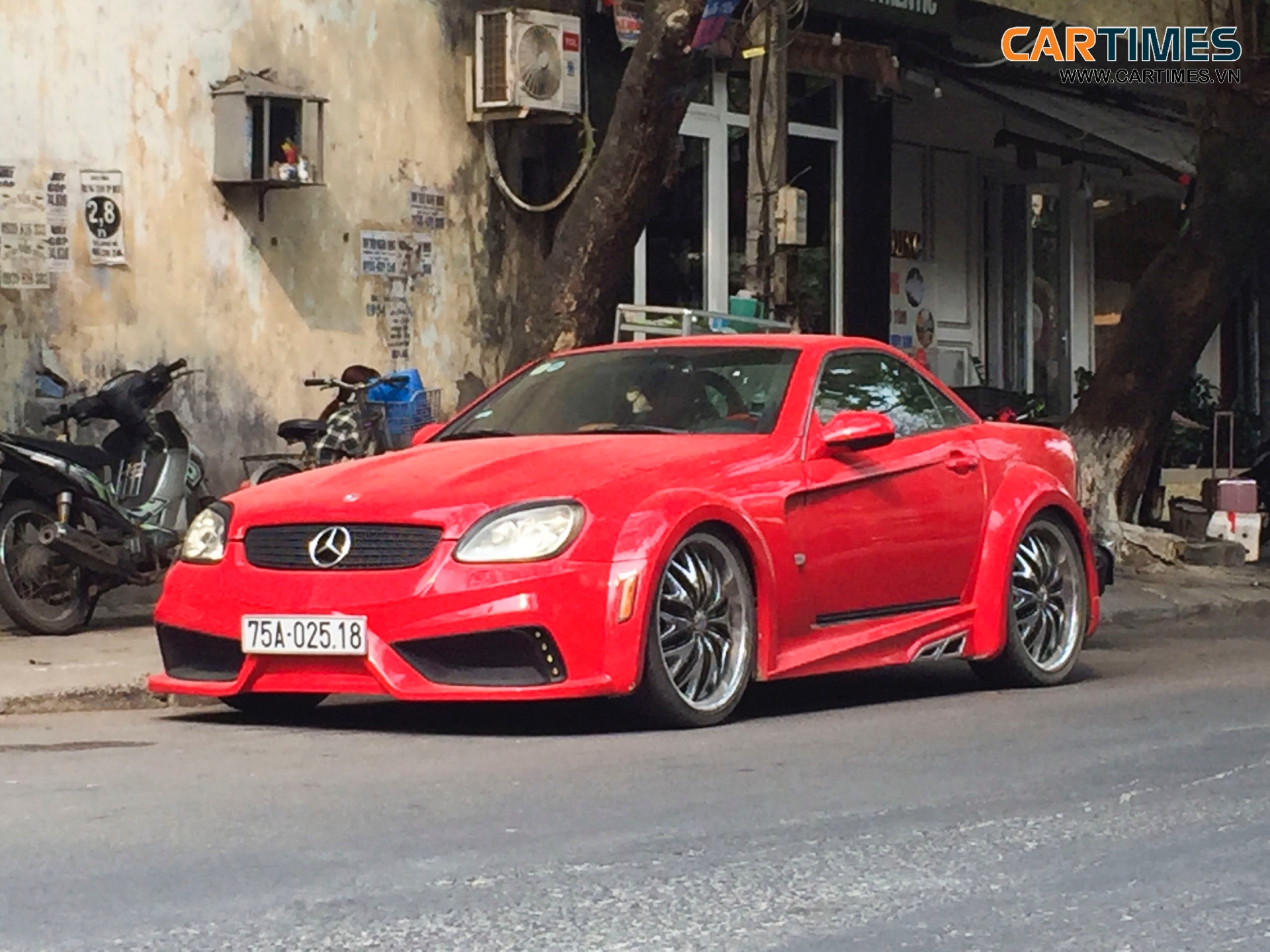 Xe Mercedes-Benz SLK được độ lại khá "độc"