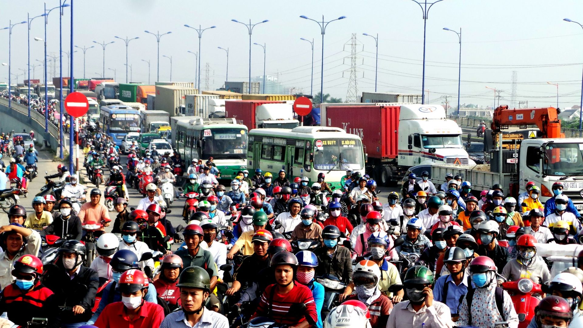 Siết chặt luật giao thông là một trong những cách giảm lượng xe lưu thông