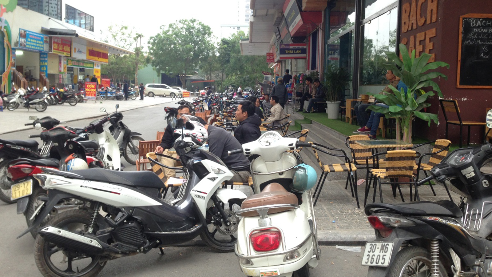 Ngay cả đi vài trăm mét, nhiều người sẵn sàng đi xe máy