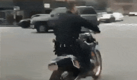 Cảnh sát Mỹ gặp nạn hài hước khi lái mô tô