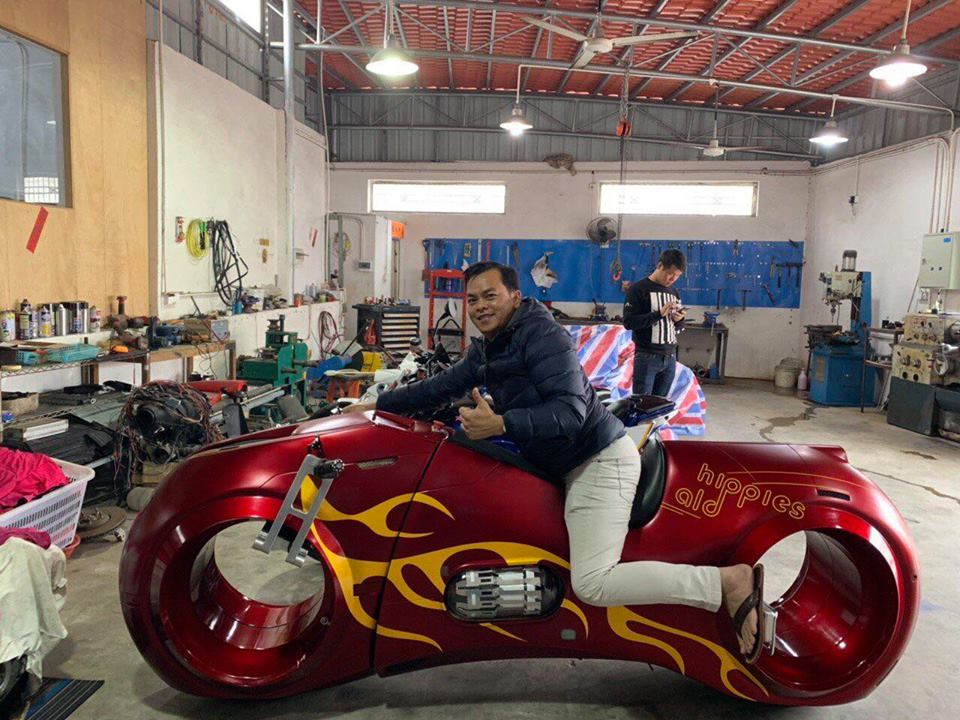 Đại gia đeo vàng này cũng từng khoe bức ảnh chụp cùng siêu mô tô Tron Light Cycle. Động cơ của xe là khối mô tơ 96 V, được cung cấp bởi khối pin Lithium.