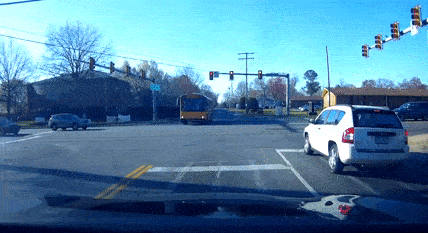 Tài xế quá 'cứng', Ford Escape đâm ngang đầu xe buýt chỉ như 'muỗi đốt inox'