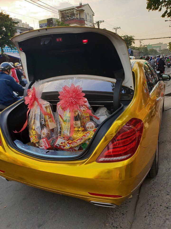 Không chỉ sở hữu những mô tô khủng mạ vàng và 'hàng độc', Phúc XO còn được biết đến với việc thường xuyên lái chiếc Mercedes-Maybach S 600 dán decal vàng.