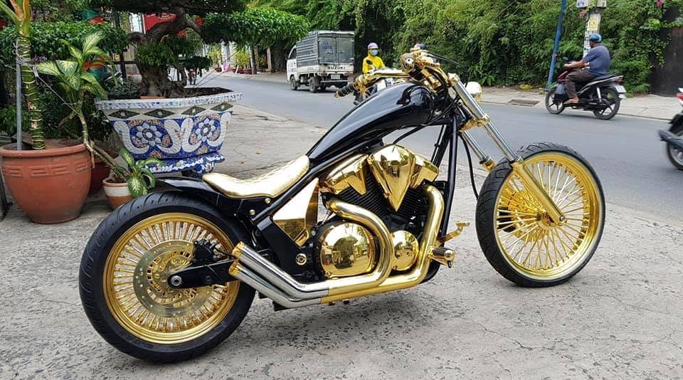 Chiếc Honda Fury trị giá 1,5 tỷ là một trong những siêu mô tô mạ vàng đầu tiên trong bộ sưu tập của Phúc XO