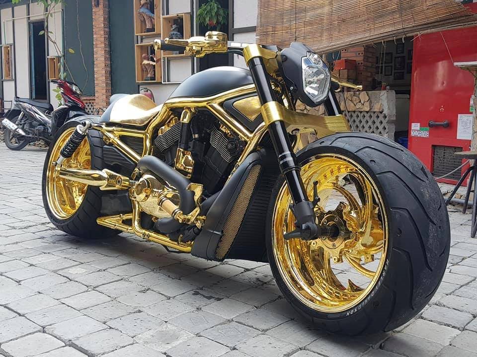 Harley-Davidson V-Rod là mẫu xe mạ vàng thứ 2 của Phúc XO được đại gia này khoe trên mạng xã hội.