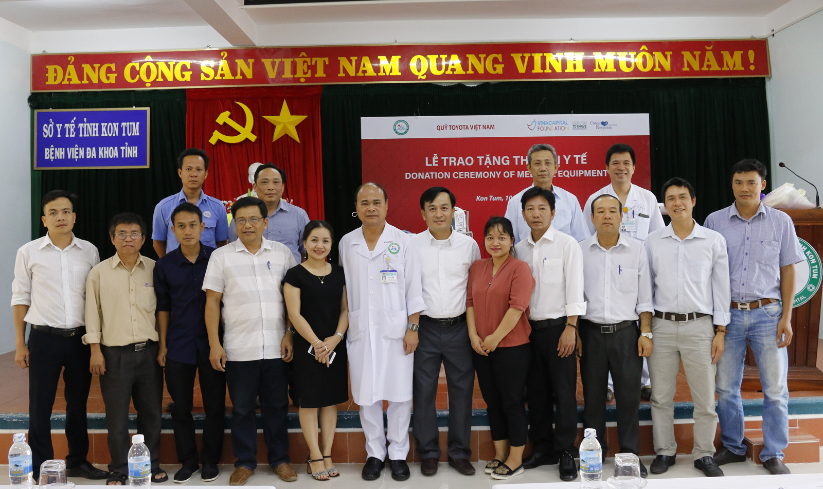 Đại diện các bệnh viện nhận thiết bị y tế tại buổi lễ