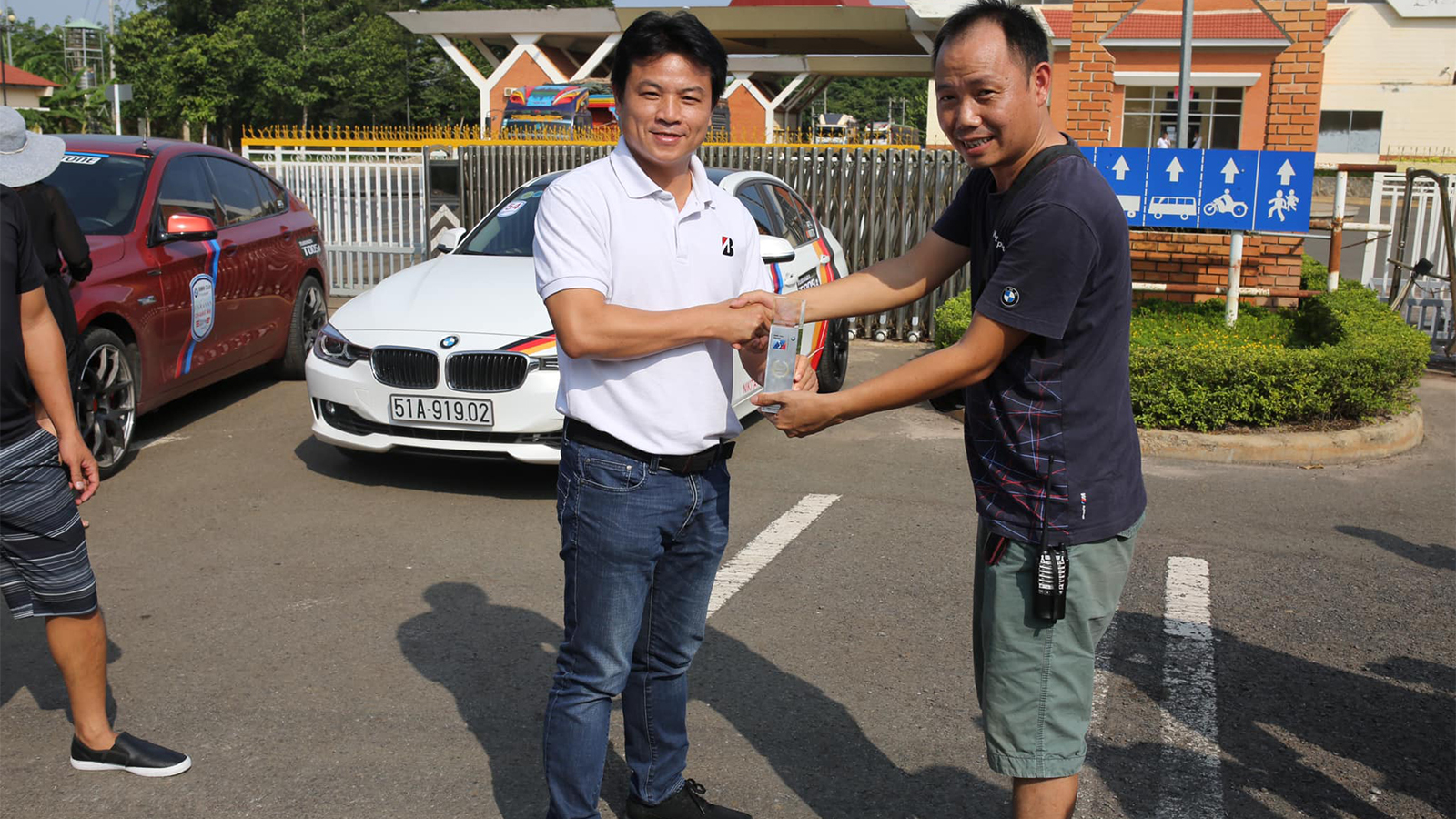 Đại diện BMW Fan Club trao kỷ niệm chương cho nhà tài trợ chính của chương trình – Bridgestone Việt nam