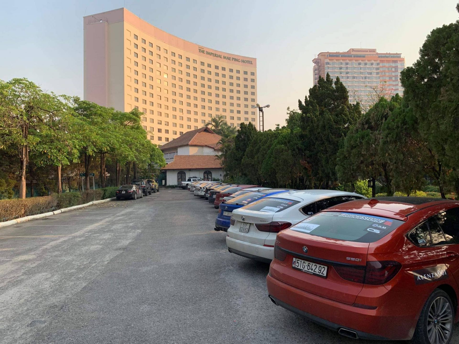 Những chiếc xe BMW được nghỉ ngơi 1 ngày trong khi cả đoàn đi chơi lễ hội té nước