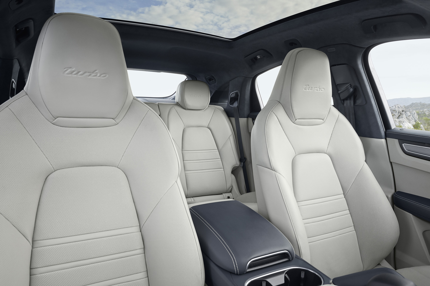 Nội thất trên phiên bản Cayenne Turbo Coupé