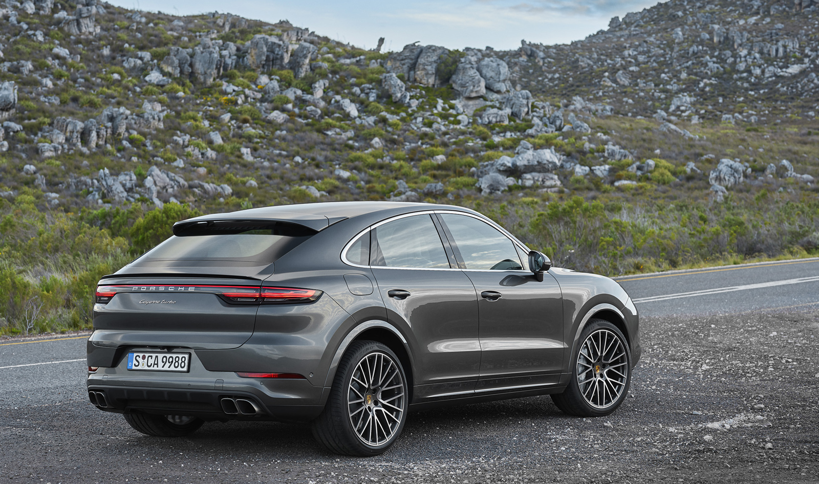 Cayenne Coupé có giá từ 4,95 tỷ đồng và 9,35 tỷ đồng cho phiên bản Cayenne Turbo Coupé