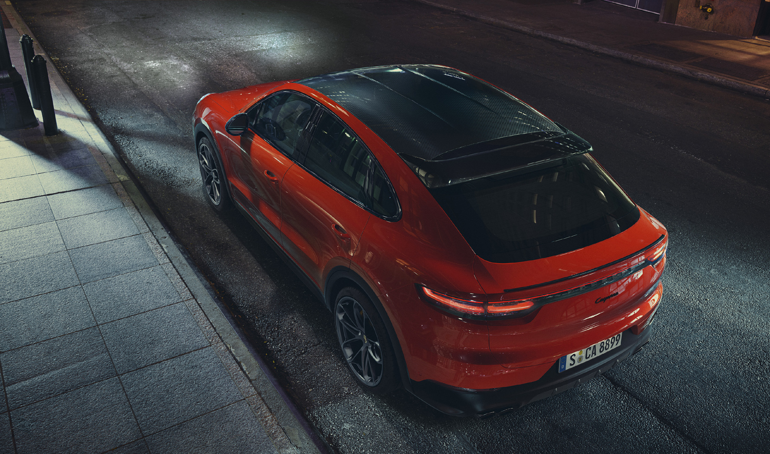 Cayenne Coupé mới được trang bị tiêu chuẩn cửa sổ trời toàn cảnh cố định bằng kính cường lực