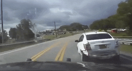 Màn rượt đuổi 3 cô gái khỏa thân nghẹt thở như phim hành động của cảnh sát Mỹ