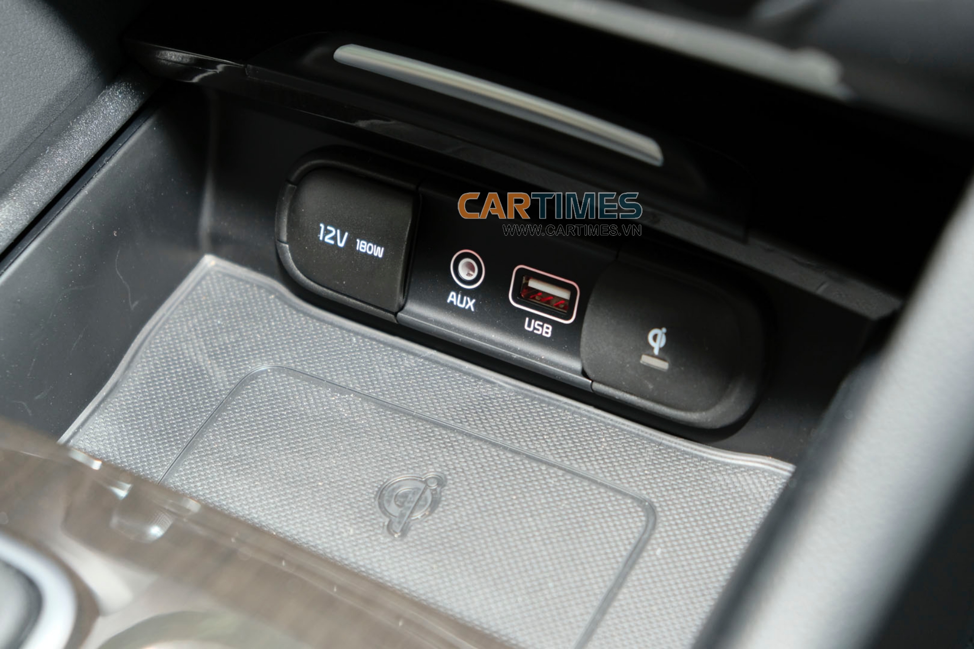 Kia Optima 2019 tích hợp sạc không dây chuẩn Q