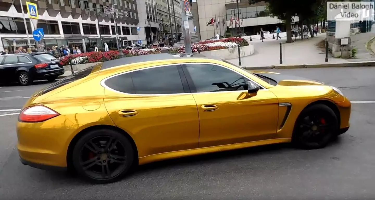 Chiếc Porsche Panamera 'mạ vàng' bị cảnh sát tịch thu vì có thể gây lóa mắt người tham gia giao thông