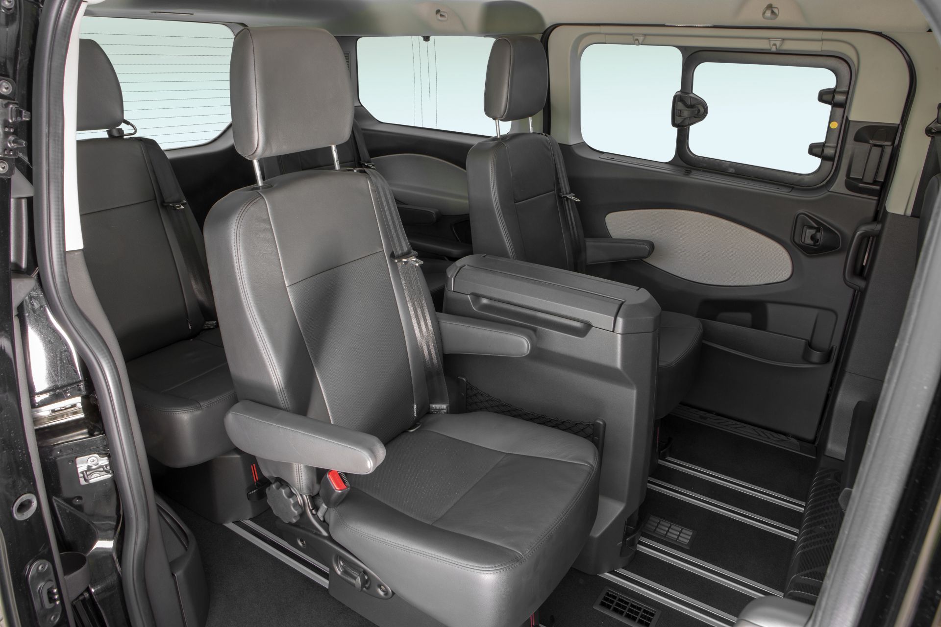 Cabin tiêu chuẩn của xe Ford Tourneo