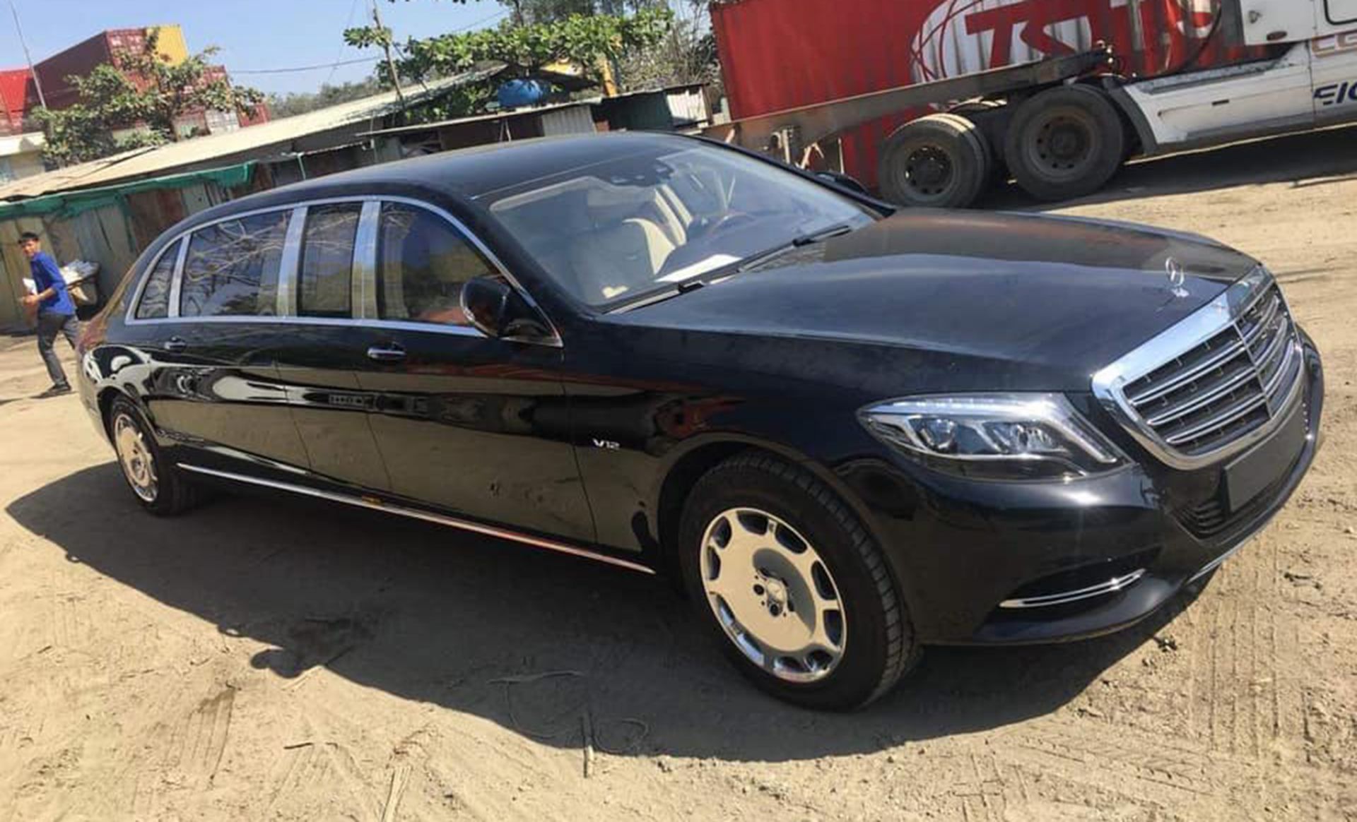 Mercedes-Maybach S600 Pullman có ra biển lên tới 50 - 60 tỷ đồng