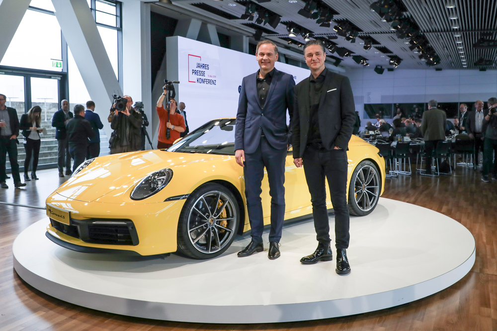 Ông Oliver Oliver Blume, Chủ tịch Hội đồng quản trị của Porsche AG (trái) và ông Lutz Meschke, Chủ tịch kiêm Thành viên Ban điều hành - Phụ trách Tài chính và CNTT tại Porsche AG tại buổi họp báo thường niên