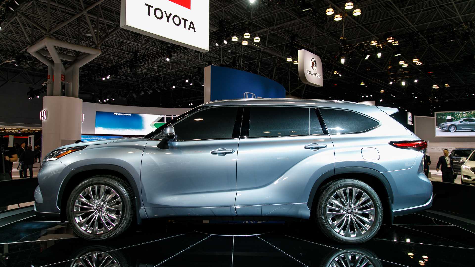 Thiết kế bên hông xe Toyota Highlander 2020