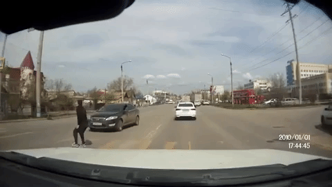 Bay người tránh xe đâm, người đàn ông gặp tai họa tồi tệ không kém