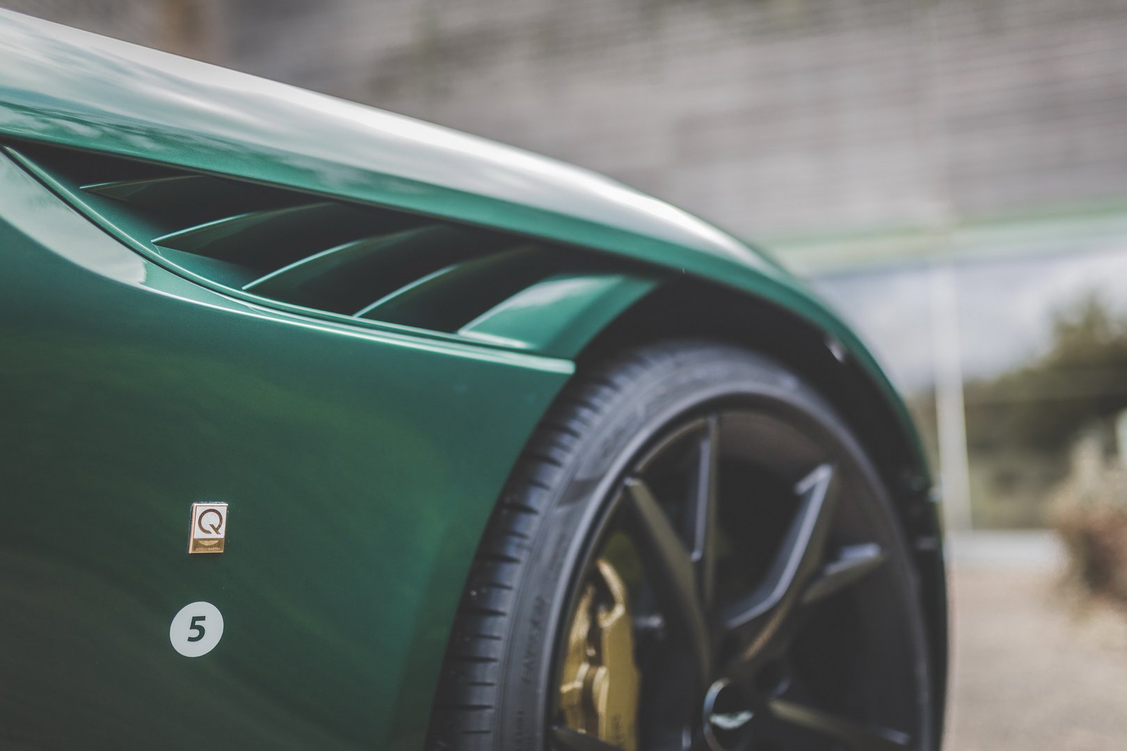 Thiết kế bên hông xe Aston Martin DBS 59 