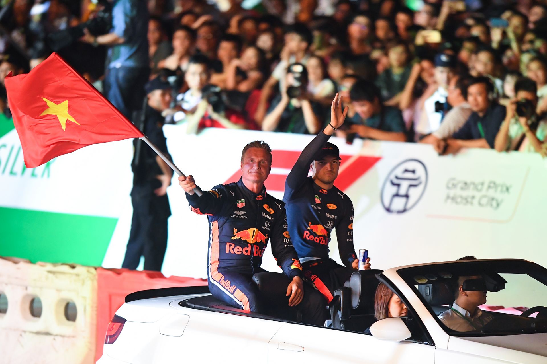 Tay đua David Coulthard vẫy cờ Việt Nam tại sự kiện