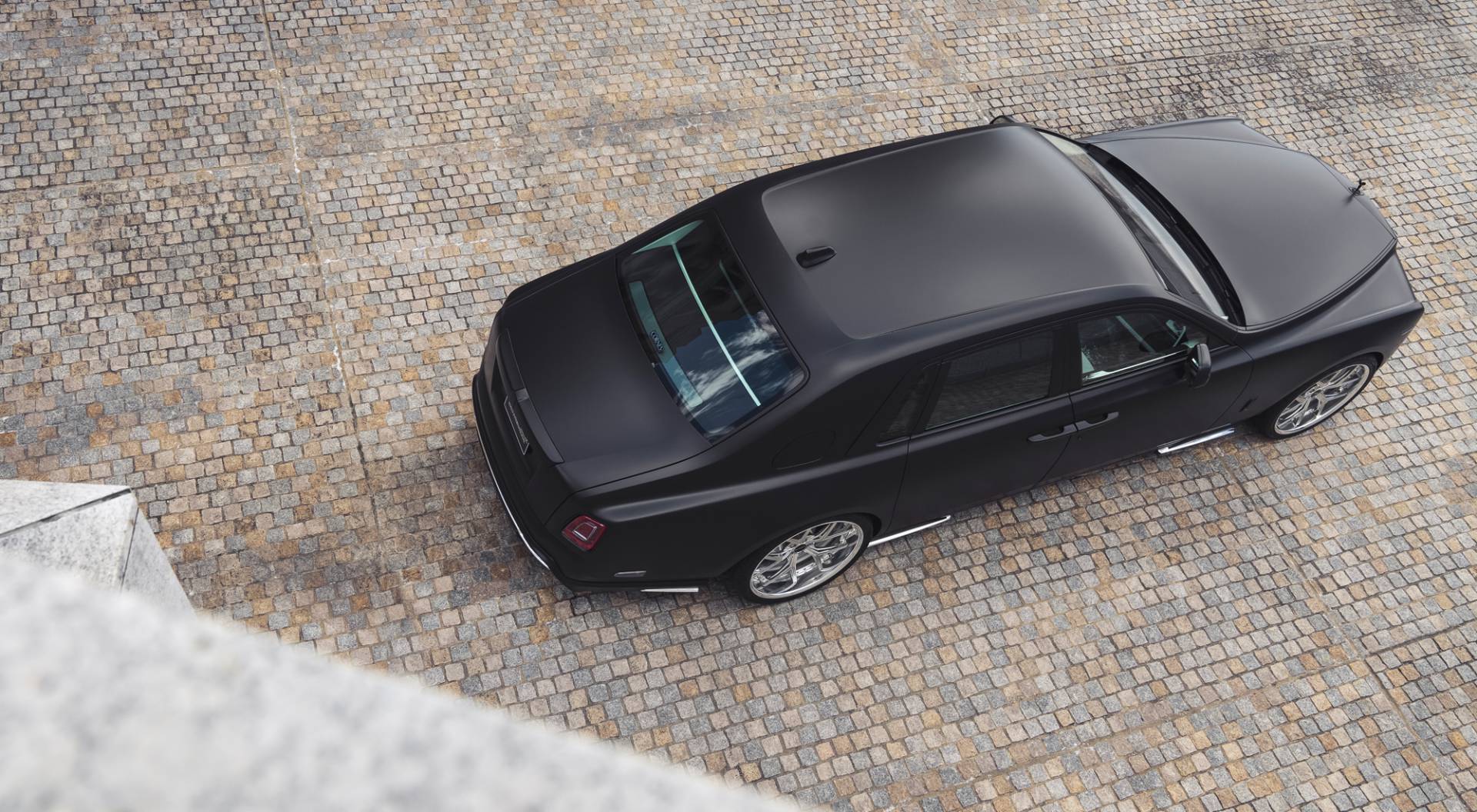 Trần xe Rolls-Royce Phantom Ward International được sơn đen mờ