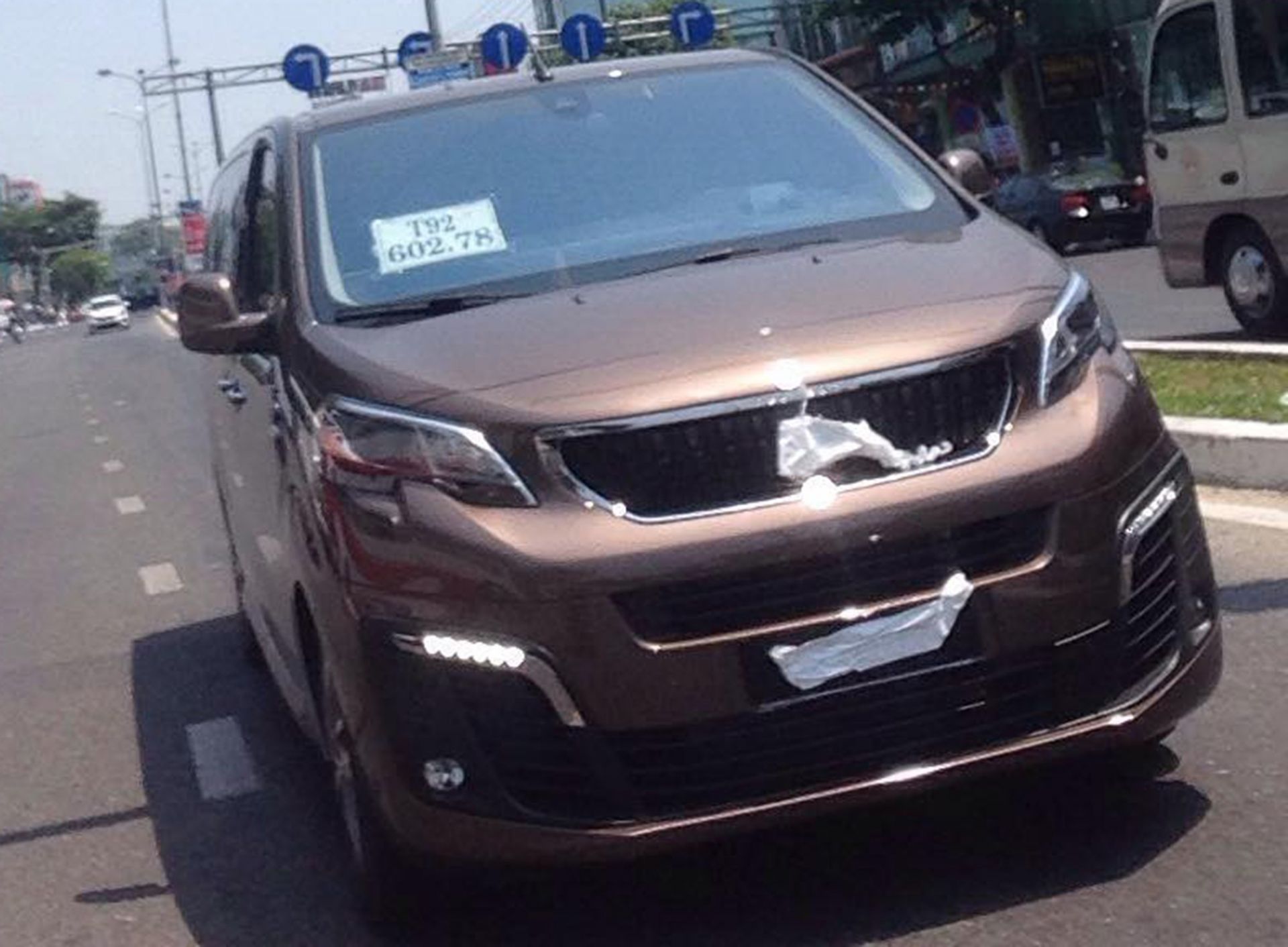 Chiếc Peugeot Traveller bị bắt gặp trên đường phố