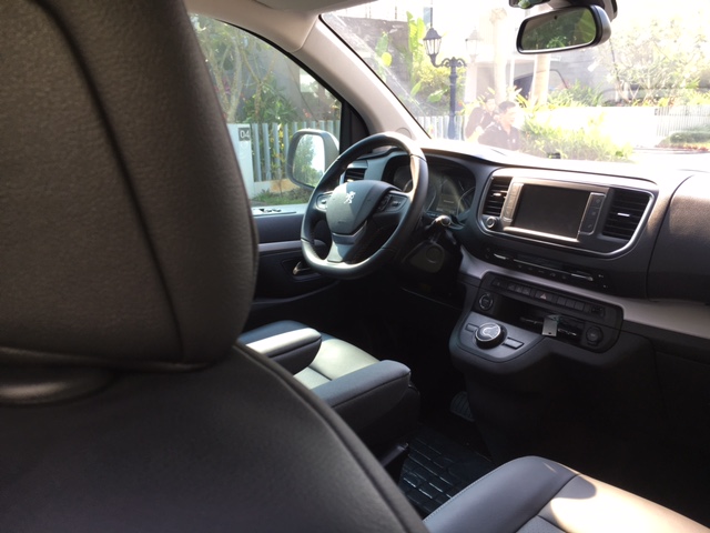 Nội thất hàng ghế trước Peugeot Traveller