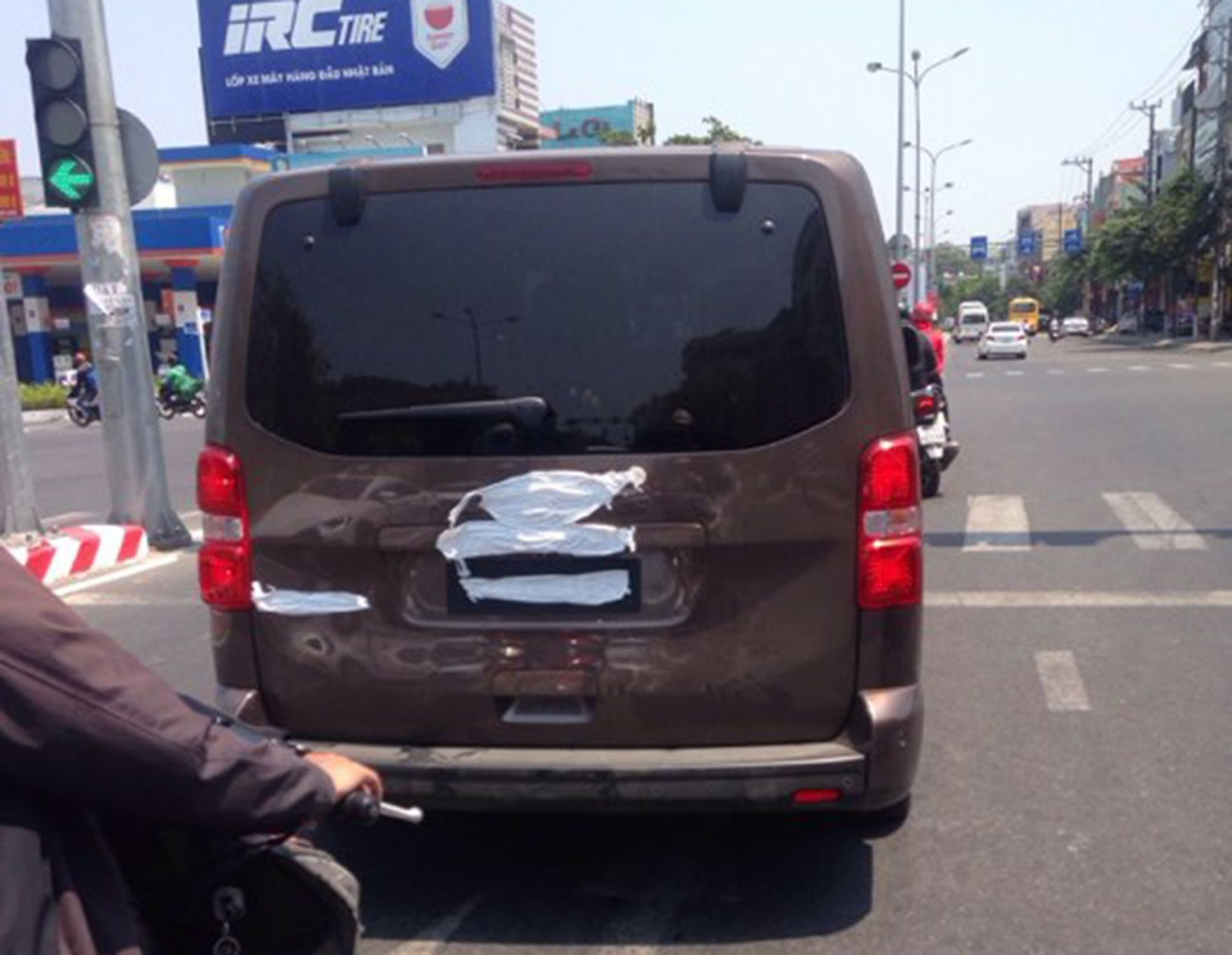 Đuôi xe Peugeot Traveller