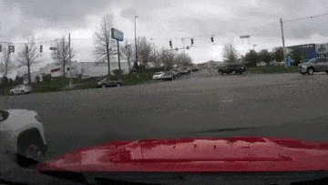 Xe Ford Fiesta vượt đèn đỏ và cái kết vô cùng tai hại