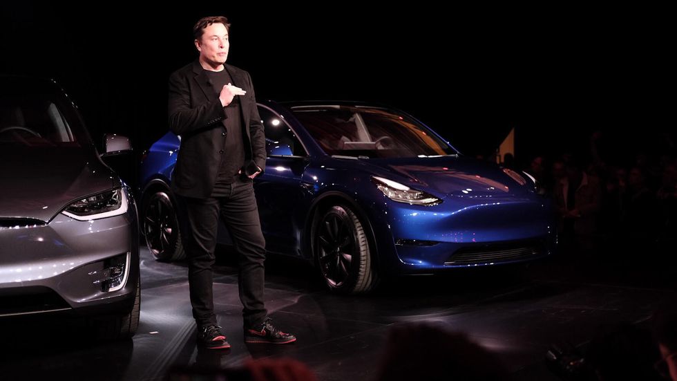 CEO Elon Musk bên xe Tesla Model Y sẽ được bán vào mùa thu năm 2020
