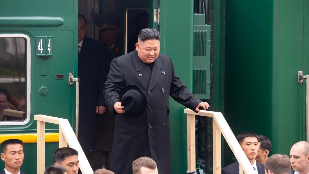 Ông Kim Jong-un đi tàu tới Nga