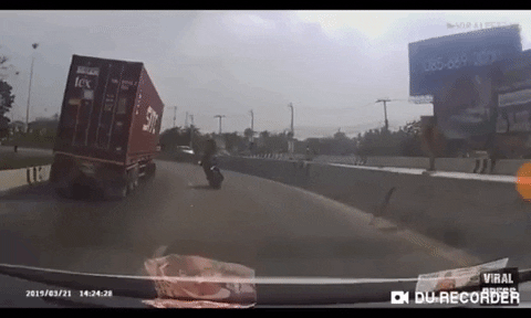 Nguy hiểm tiềm tàng khi đi cạnh xe container, đây là một lý do