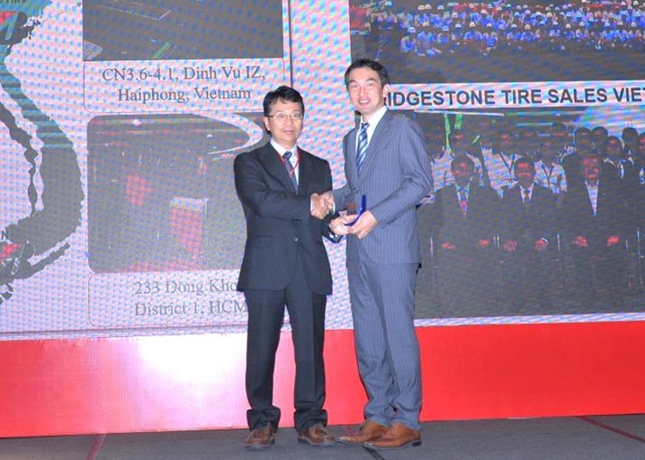 Ông Tadashi Yoshida, Giám đốc Khối Sản xuất và Tiếp vận Công ty Ô tô Toyota Việt Nam và ông Sadaharu Kato, Giám đốc Bộ phận Bán hàng sản phẩm theo xe, Bridgestone Châu Á Thái Bình Dương