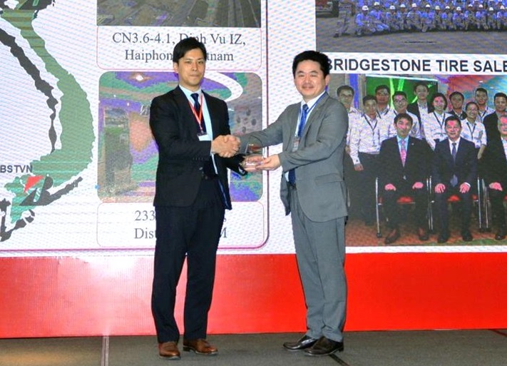 Ông Takayuki Tezuka, Giám đốc Khối Hành chính và Tài chính Công ty Ô tô Toyota Việt Nam và ông Sugiyama Takeshi, Giám đốc Công ty TNHH sản xuất lốp xe Brigestone Việt Nam