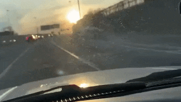 Lái xe Jeep say rượu va chạm Cadillac bật ra lật ngửa trên cao tốc