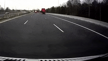 Xe tải 'san phẳng' ô tô đang dừng đỗ trên cao tốc