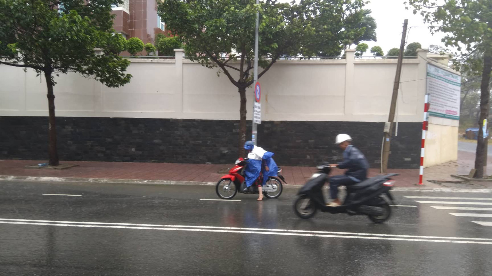 Đi xe máy trời mưa bão