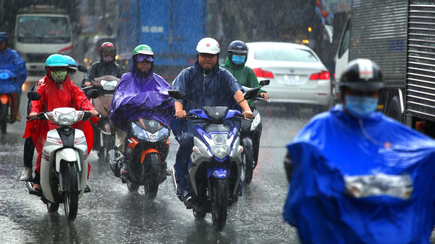 Giữ khoảng cách xe máy trời mưa bão
