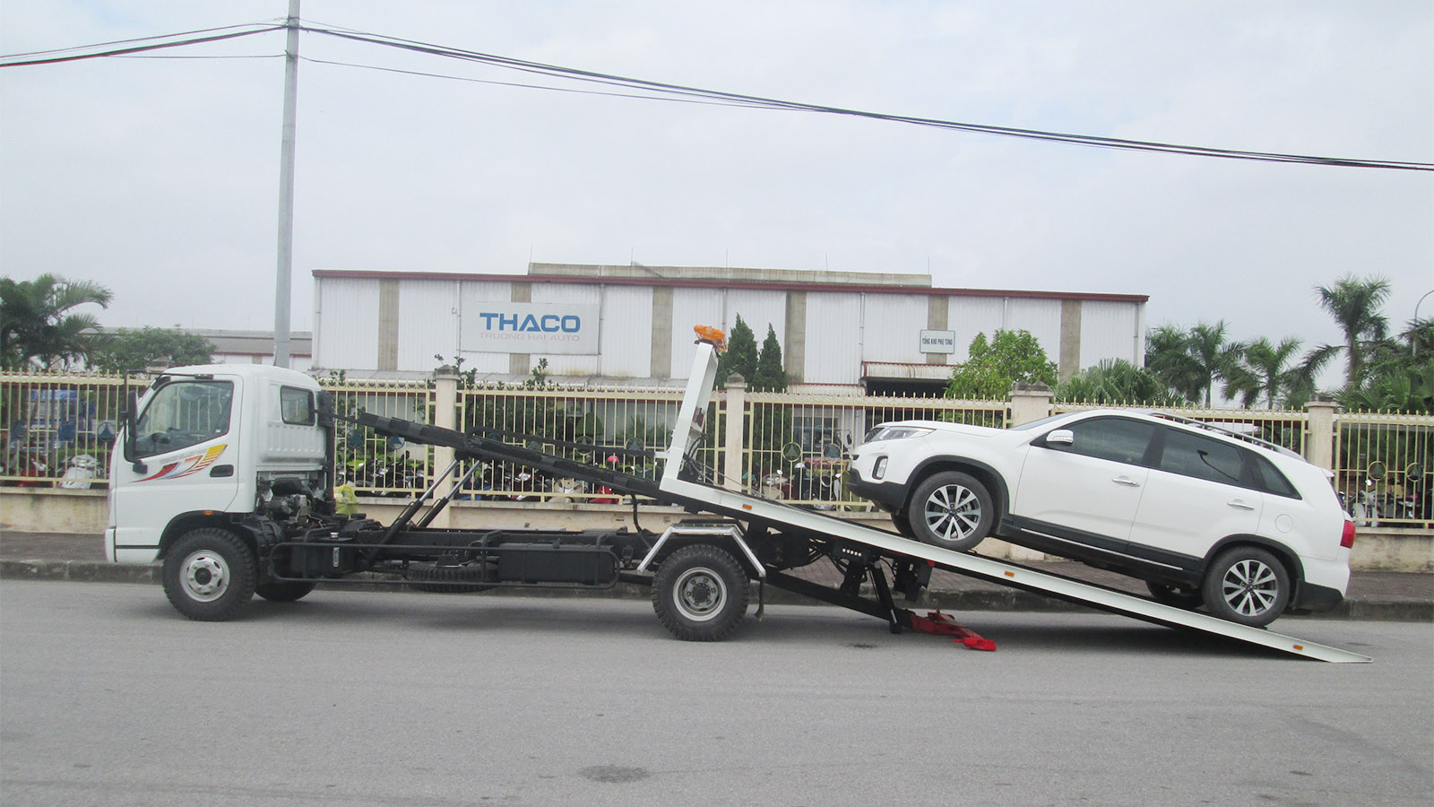 Xe cứu hộ kéo xe dẫn động 4 bánh